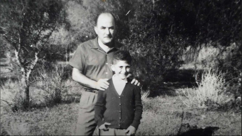 Una vieja foto de Miguel Lifschitz con su papá