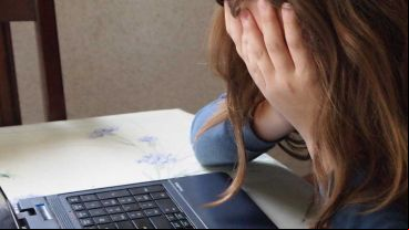 Niños y niñas de diferentes edades son engañados y explotados sexualmente a través de medios tecnológicos.