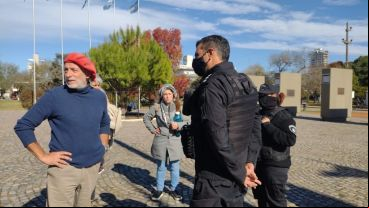 Un policía de San Lorenzo avisa la infracción a Arriaga.