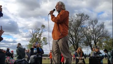 Mariano Arriaga dando un discurso sobre un banco del parque en Rosario