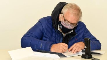 "Se nos dio la posibilidad de vacunarnos y la aceptamos", indicó.