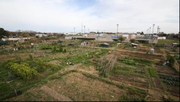 Trabajar con la tierra: así es por dentro el Parque Huerta Oeste.