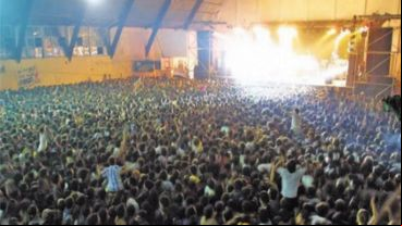 La capacidad del estadio había sido ampliamente superada, con más de 6 mil personas en el interior.