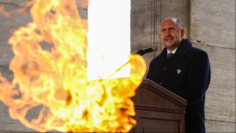 El gobernador de Santa Fe Omar Perotti en el acto por el Día de la Bandera.