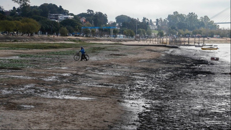 Sin agua y una playa tan eterna como sucia. 