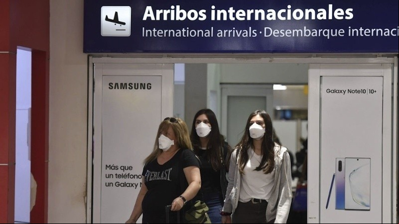 El gobierno recomienda no viajar al exterior.
