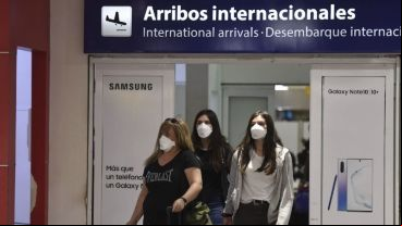 El gobierno recomienda no viajar al exterior.
