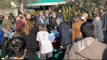 En el cementerio se sumaron más personas a la despedida.