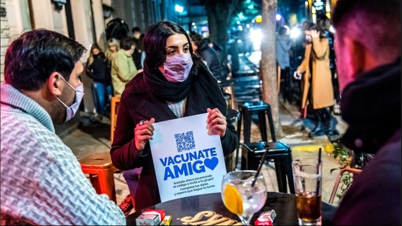 Los agentes salen a buscar a jóvenes para que se vacunen.