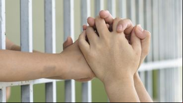 El magistrado evalúa medidas destinadas a asegurar la contención, protección y desarrollo de los niños y niñas que atraviesan esta situación.