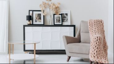 La combinación entre maderas y textiles es una de las favoritas