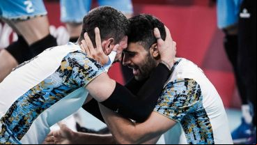 Facundo Conte abraza a Sebastián Solé tras la histórica victoria ante Italia por los cuartos de final.