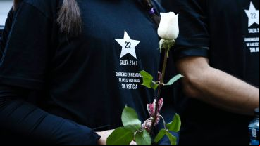 Se colocaron flores en las cruces con nombres de las víctimas.