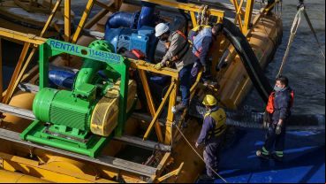 La bomba de impulsión fue alquilada y se añade a otra ya instalada. Faltan llegar dos más.