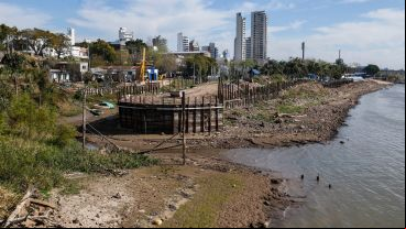 Frente a la planta, la caleta de Naútico se quedó sin nivel mínimo para operar.