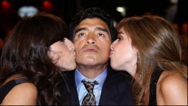 Las hijas mayores de Maradona piden saber quién "mató" a su padre.