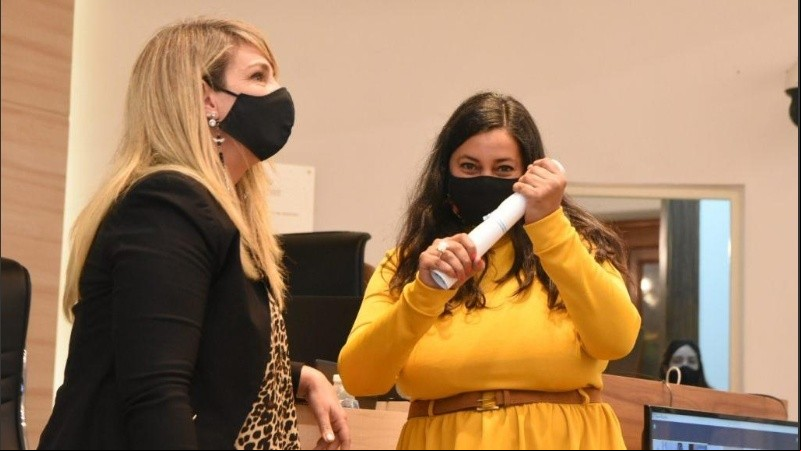 La concejala juró con su nueva identidad y recibió su respectivo diploma.