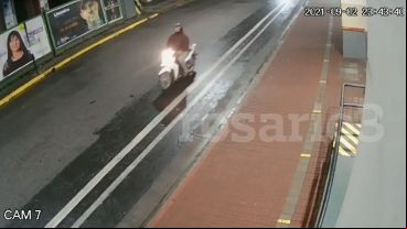 El motociclista se acerca al blanco, por calle Corrientes.