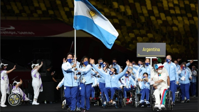 La rosarina Yanina Martínez fue una de las abanderadas de la ceremonia inaugura y se trajo un bronce y diploma.