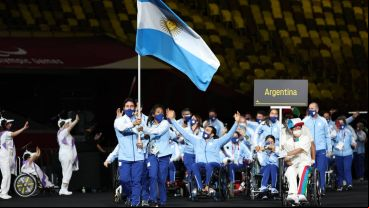 La rosarina Yanina Martínez fue una de las abanderadas de la ceremonia inaugura y se trajo un bronce y diploma.