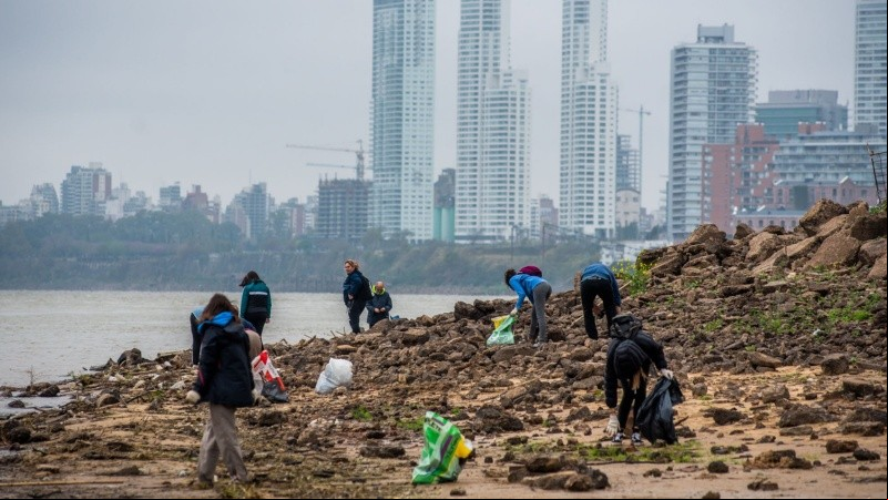 Unos 70 voluntarios de Más Río Menos Basura participaron de la limpieza.