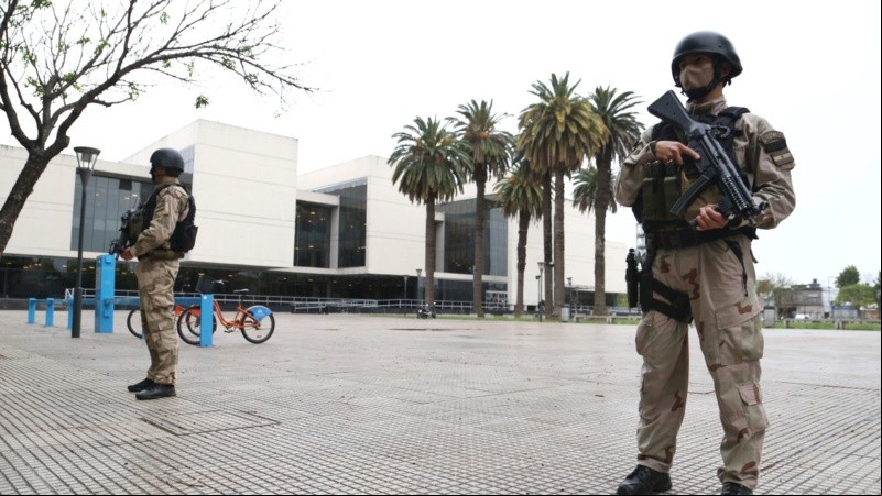 Fuerte operativo policial en inmediaciones al Centro de Justicia Penal.