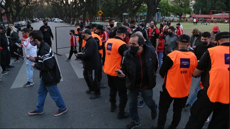 El control policial en el ingreso al estadio.