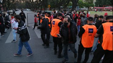 El control policial en el ingreso al estadio.