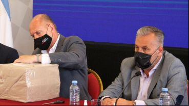 El gobernador Omar Perotti y el senador provincial por el departamento Rosario, Marcelo Lewandowski, durante la licitación