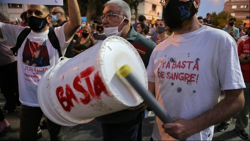 Multitudinaria manifestación de protesta en la zona norte de Rosario.