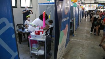 Los vacunatorios santafesinos recibirán a los menores de 17 para la vacunación sin turno.