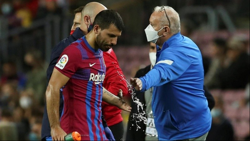 Agüero abandona el terreno de juego durante el partido de la Liga en Primera División.