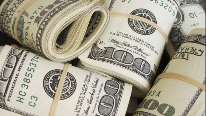 Muchas demanda de dólar solidario en bancos justificó la intervención oficial.