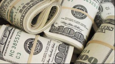 Muchas demanda de dólar solidario en bancos justificó la intervención oficial.