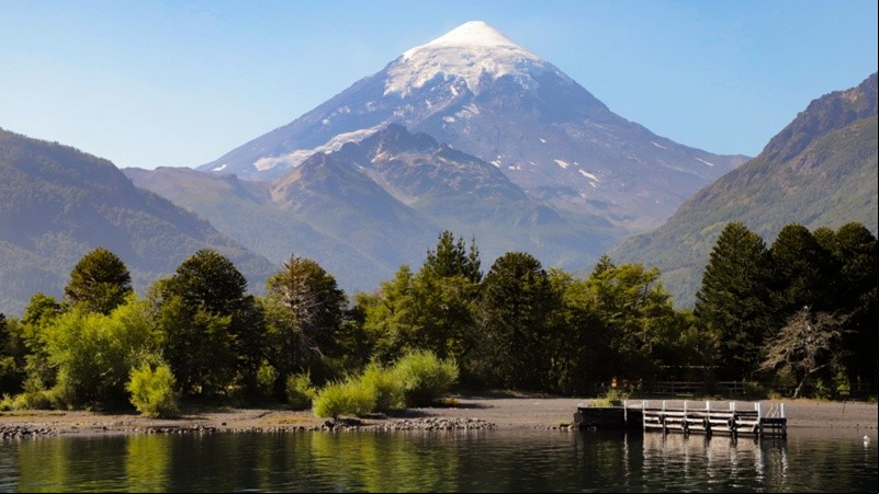 El volcán Lanin une Chile y Argentina, a la vez que alcanza una altura de 3776 metros sobre el nivel del mar