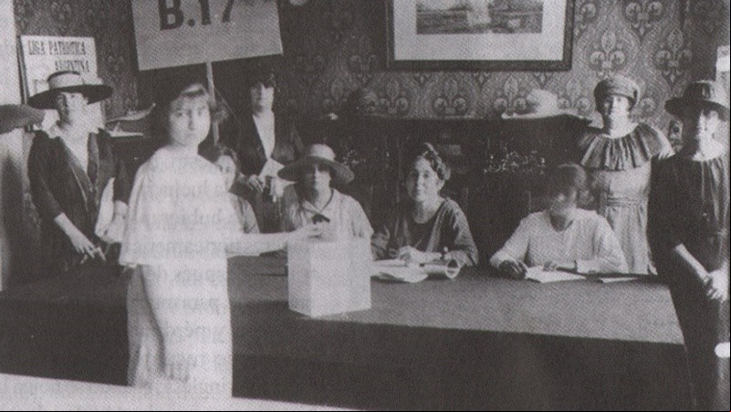 Ensayo de voto femenino organizado por la Unión Feminista (1920).