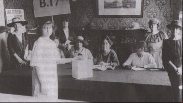 Ensayo de voto femenino organizado por la Unión Feminista (1920).