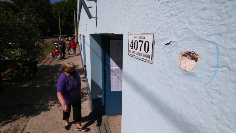 Una de las macas de bala en la fachada de la escuela. 