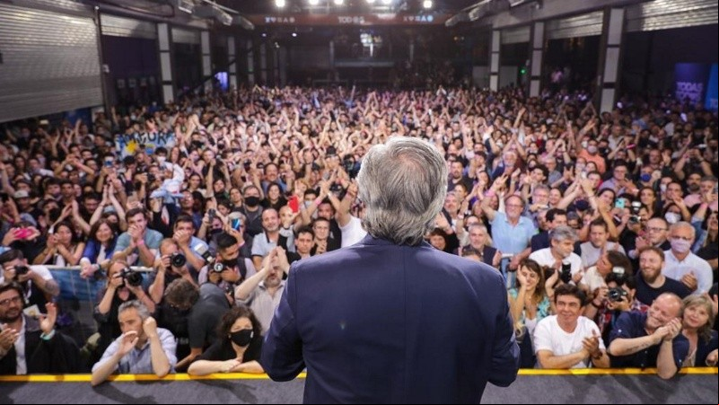 Alberto Fernández en el acto luego de las elecciones de este domingo