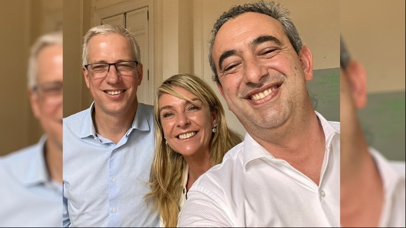 Pablo Javkin y su selfie con Dionisio Scarpin y María Eugenia Schmuck.