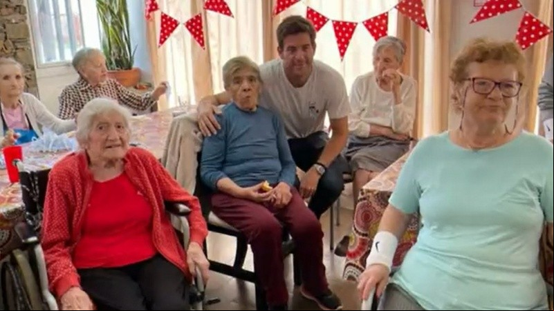 Del Potro visitó a un grupo de adultos mayores y compartió una tarde con sus fans