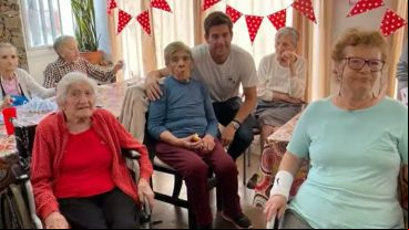 Del Potro visitó a un grupo de adultos mayores y compartió una tarde con sus fans