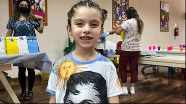 La niña con remera de Belgrano.