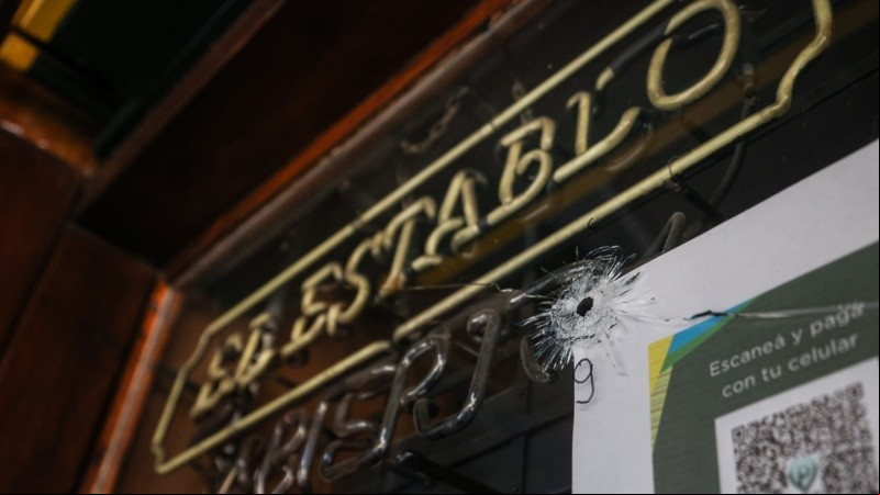 Uno de los impactos de bala en el restaurante El Establo.