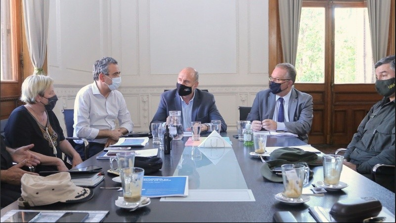 El gobernador encabezó la reunión de la que participaron el intendente Pablo Javkin y el ministro de Seguridad, Jorge Lagna, entre otros funcionarios.