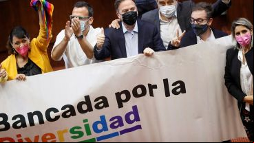 Legisladores celebran la aprobación del proyecto.