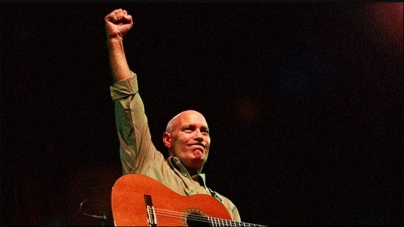 El trovador cubano murió a los 74 años.
