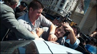 El fotógrafo Damián Neustadt también arriesgó su vida para tomar la imagen de De Pedro detenido.