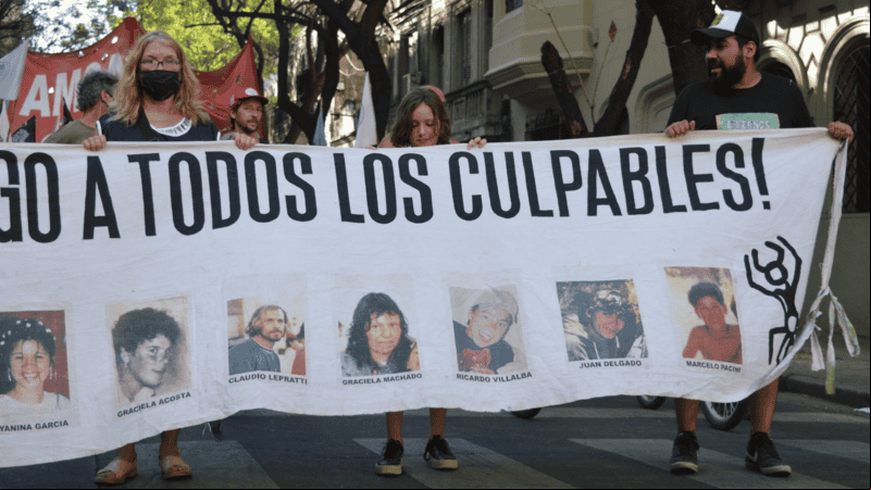 La marcha del 20 en Rosario con la bandera con las víctimas en Santa Fe.