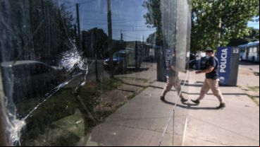 El frente de la comisaría baleado durante la madrugada.